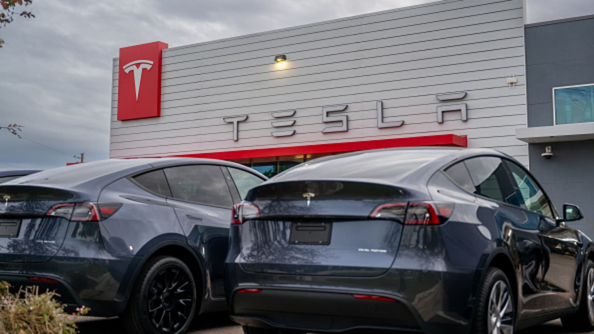 Tesla experiences 418,227 deliveries for the fourth quarter, down 16%
