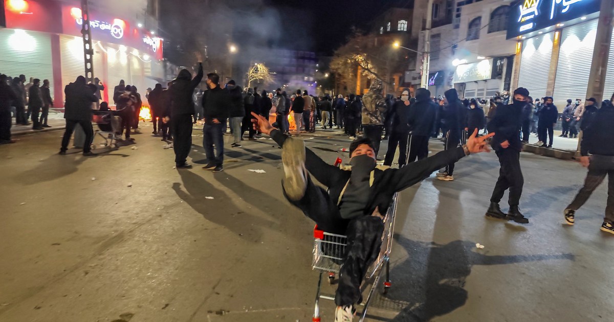 Iranian authorities shuts down web as violent crackdown continues