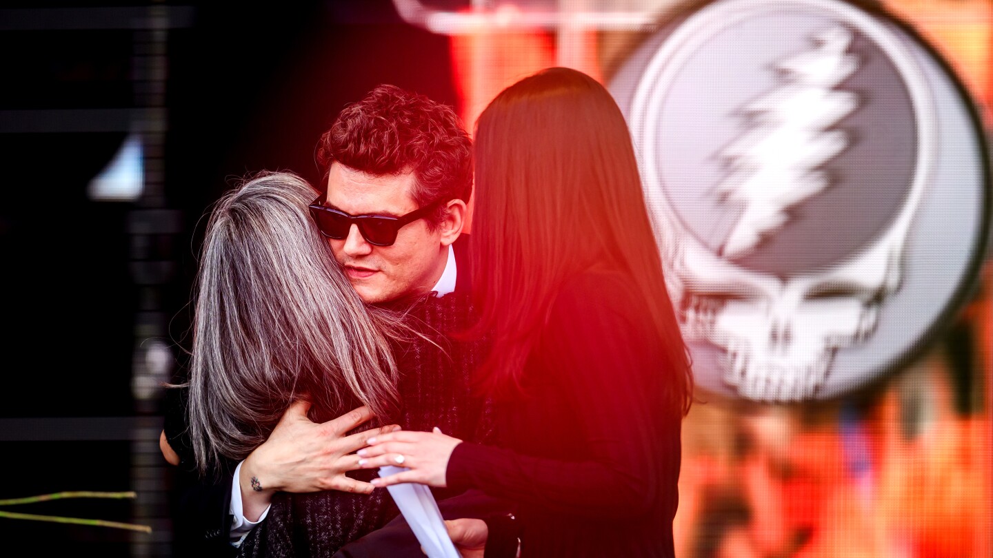 Fans in San Francisco pay tribute to Grateful Dull’s Bob Weir, who died at age 78