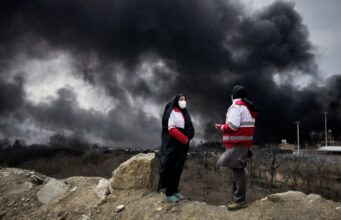 Dark rain falls in Iran after strikes on oil facilities. How toxic is it? Dark rain falls in Iran after strikes on oil facilities. How toxic is it?