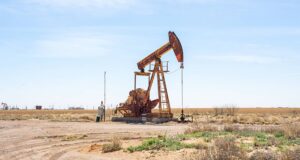 Oil slips as rising U.S. indecent inventories offset assaults on UAE vitality infrastructure Oil slips as rising U.S. indecent inventories offset assaults on UAE vitality infrastructure