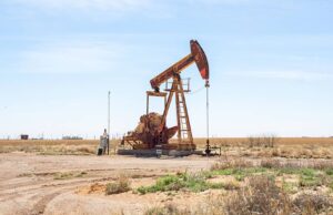 Oil slips as rising U.S. indecent inventories offset assaults on UAE vitality infrastructure Oil slips as rising U.S. indecent inventories offset assaults on UAE vitality infrastructure