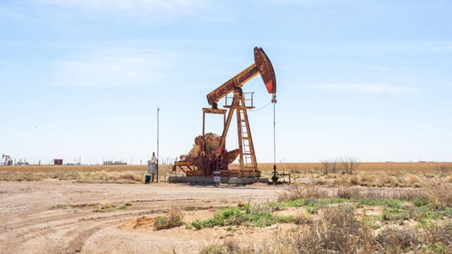 Oil slips as rising U.S. indecent inventories offset assaults on UAE vitality infrastructure