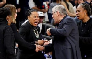 Geno Auriemma, Dawn Staley accumulate heated substitute after Gamecocks upset Huskies Geno Auriemma, Dawn Staley accumulate heated substitute after Gamecocks upset Huskies