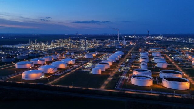 Oil costs extend gains as Trump reaffirms Tuesday closing date for bombarding Iran’s vitality vegetation, bridges