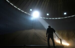 Midwest soybean farmers are squeezed extra by tariffs and Iran battle Midwest soybean farmers are squeezed extra by tariffs and Iran battle