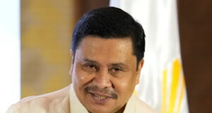 Philippine senator vows to resign on plunder charge Philippine senator vows to resign on plunder charge