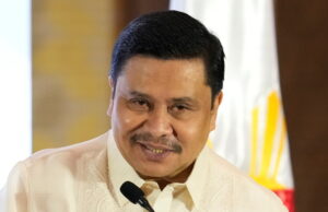 Philippine senator vows to resign on plunder charge Philippine senator vows to resign on plunder charge