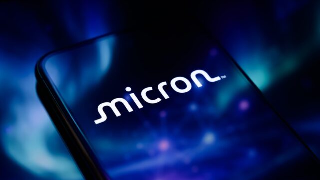 Micron falls 5% in premarket, paring earlier positive components amid tech rout