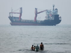 US strikes Iran and Bahrain warns of incoming fire US strikes Iran and Bahrain warns of incoming fire