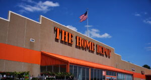 Dwelling Depot retains topping revenue expectations, however sticks with outlook with housing in a dash Dwelling Depot retains topping revenue expectations, however sticks with outlook with housing in a dash